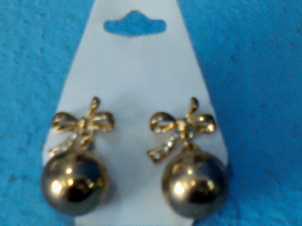 Brinco dourado com strass