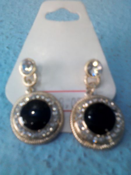 Brinco preto pequeno com strass