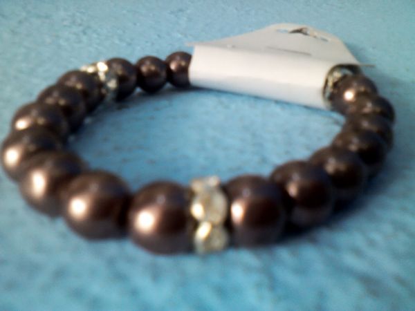 Pulseira de pérola marrom com strass