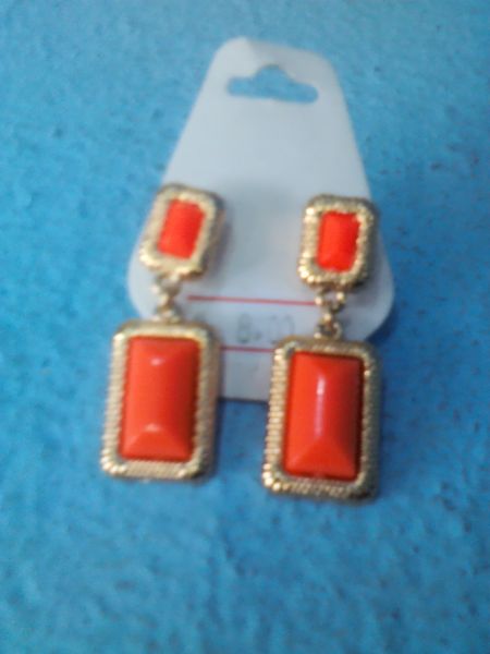 Brinco laranja retangular